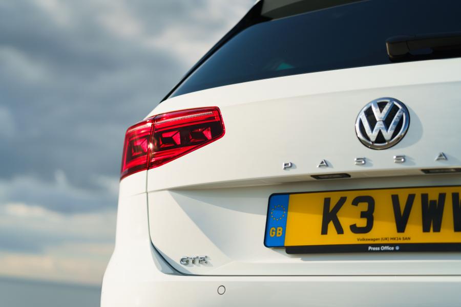 Детали экстерьера Volkswagen Passat GTE Estate (B8) 2019 года  (UK) (фото 11 из 40)